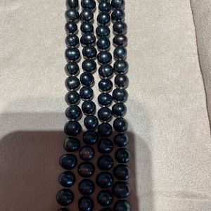 Black pearl necklace